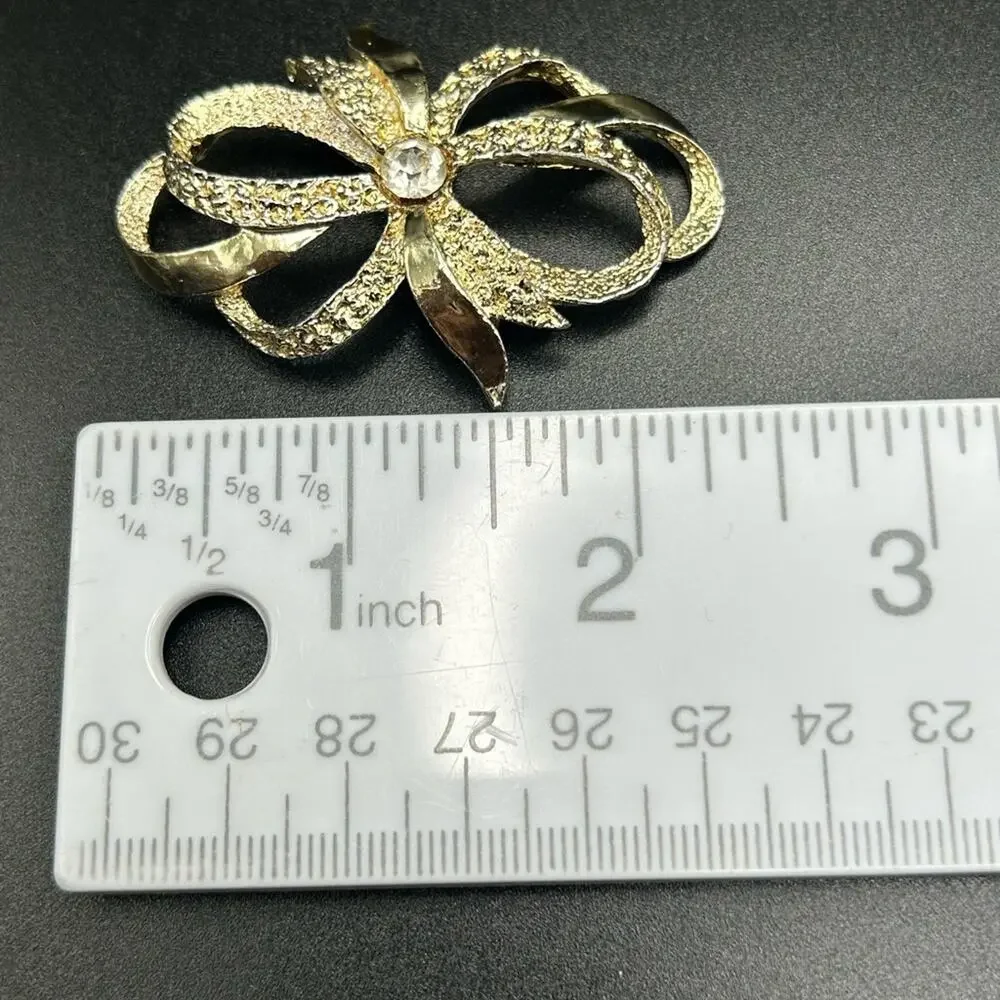 L0175 Gerry’s Brooch gold tone bow 2 1/4” Vintage